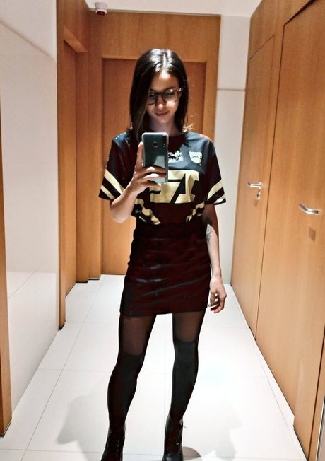 Laure Valee onlyfans pics leaked