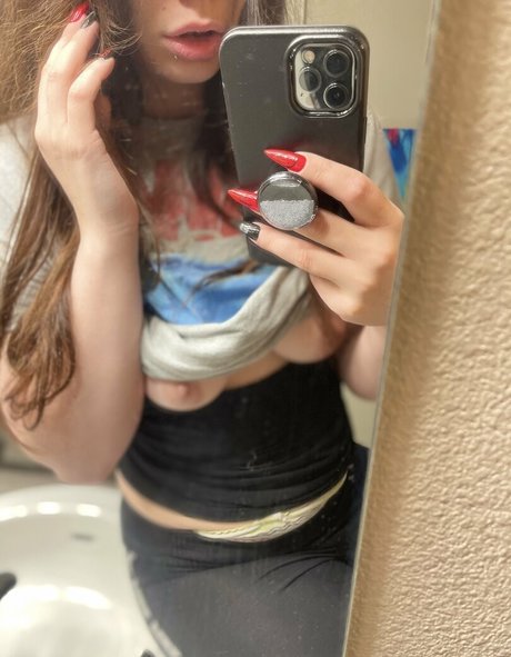 victorialunaarose topless onlyfans