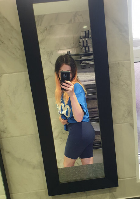 MsVnsfw naked only fans