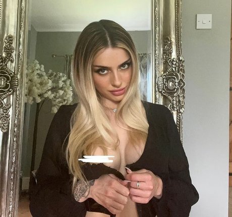 peachypops onlyfans model photos