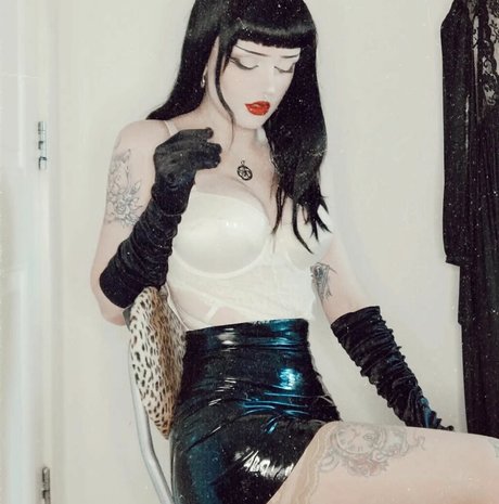 missdellavigne onlyfans nude content