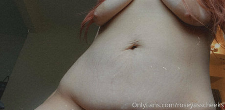 roseyasscheeks onlyfans leak ass