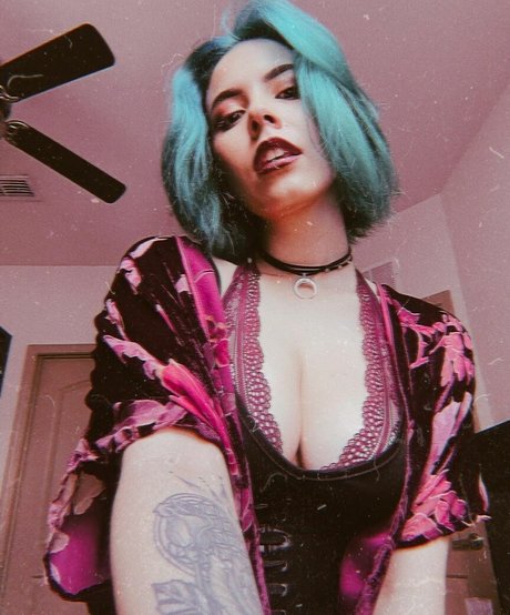 Luna Bloom onlyfans photo