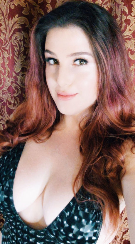 Moxy Mary onlyfans striptease