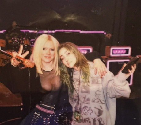 Avril Lavigne onlyfans leaks sex