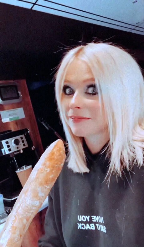 Avril Lavigne onlyfans model images