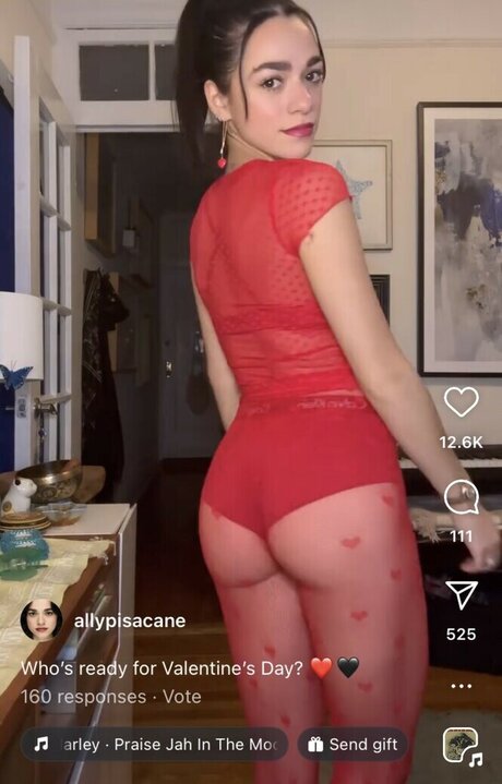 AllyAnnaMaria onlyfans leak ass