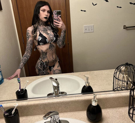 Tyniquewebster naked only fans