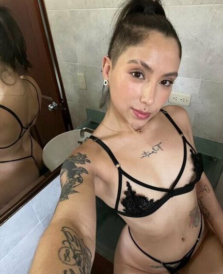 LupeHikari onlyfans content