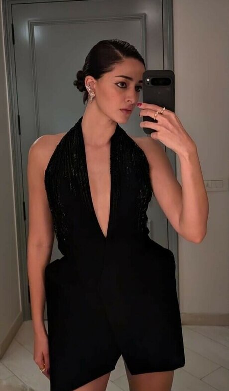 Ananya Pandey onlyfans leaked dirtyship