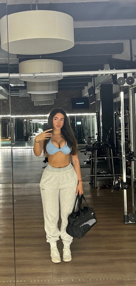 Lya Aylin onlyfans striptease