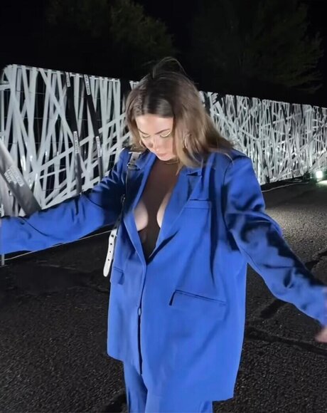 Sonny Loops onlyfans model images