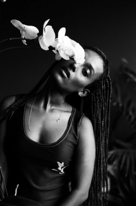 Honnete Bas onlyfans model photos