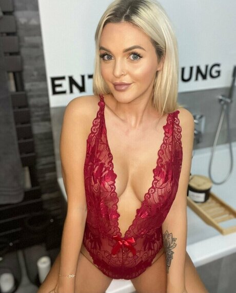 BadJenny topless onlyfans