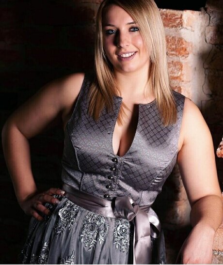 Alinas Landleben onlyfans images