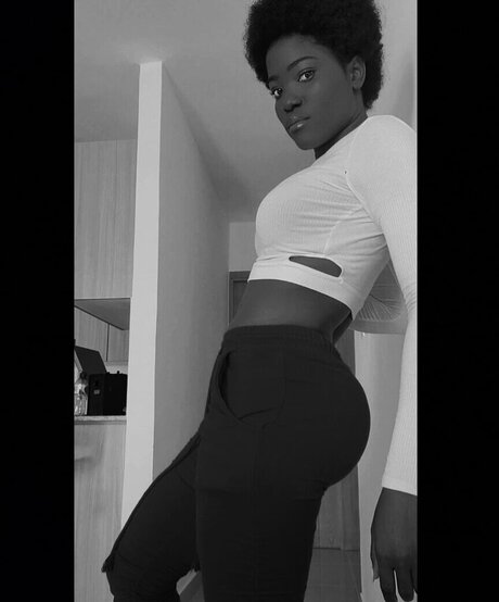 FamouseChristie onlyfans leajs