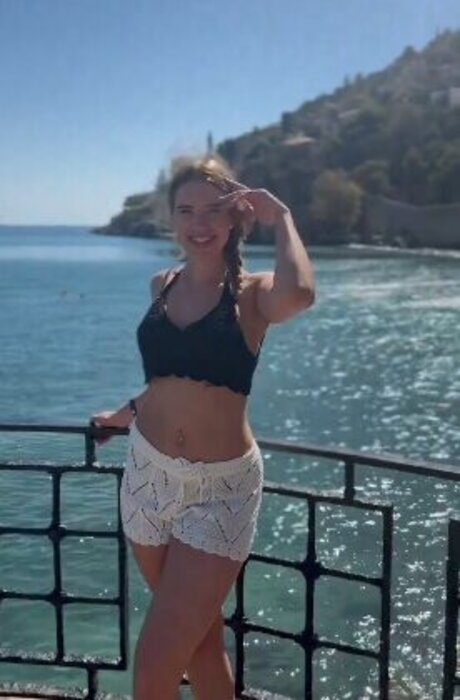 hollaura strip onlyfans