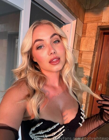 MollyWhiteXO onlyfans striptease