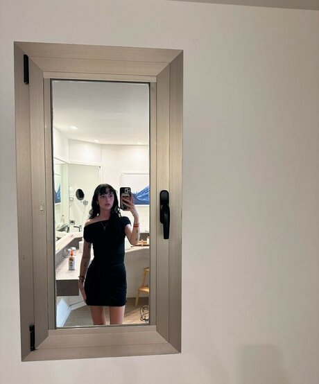 Holly Laing onlyfans leams