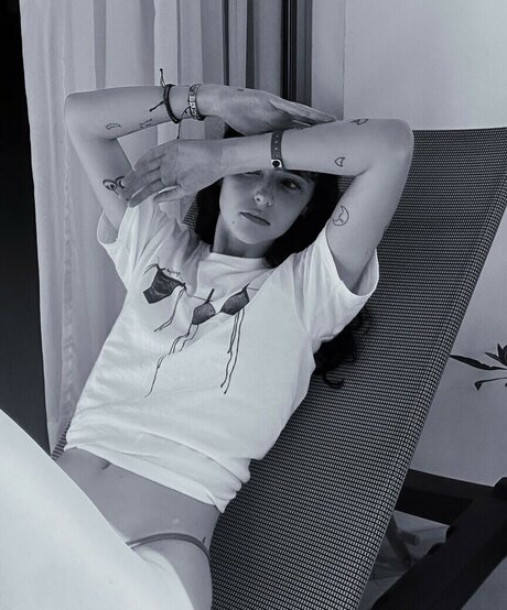 Holly Laing naked onlyfans