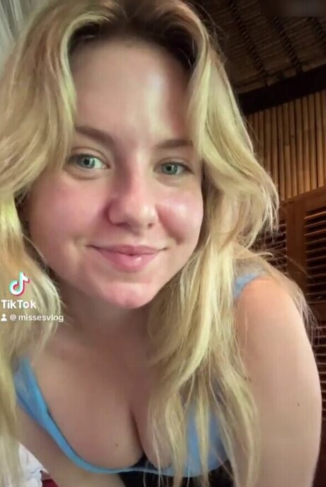 KellyMissesvlog onlyfans naked leak