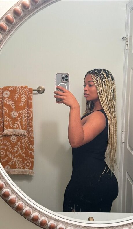 Itzmelanin only fans pictures