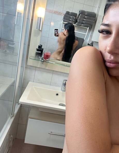 Tr yaz onlyfans model