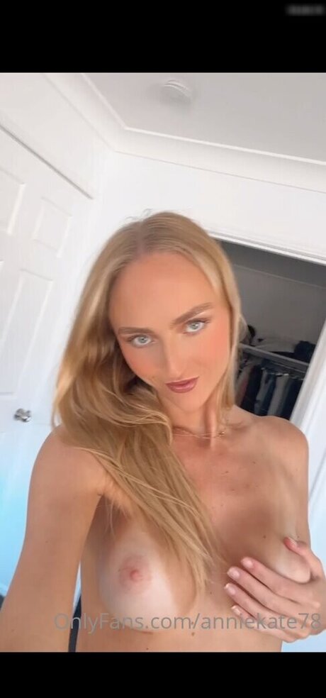 Annie Knight naked onlyfans pics