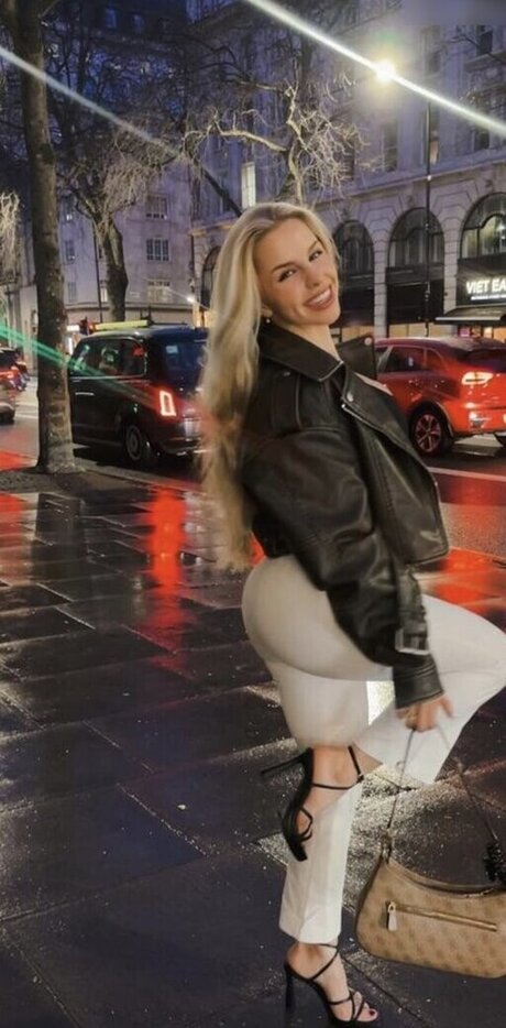 Lucia Leona onlyfans striptease