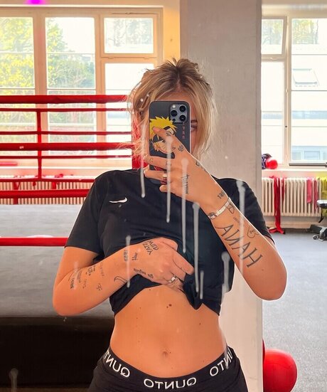 Loredana Zefi onlyfans post