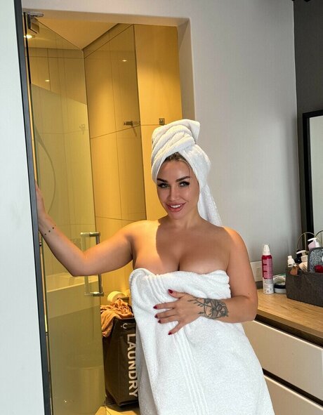 Love is alina_ onlyfans creator