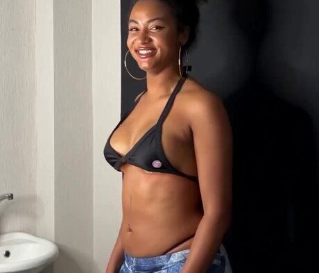 Shaggy Baggy onlyfans model photos