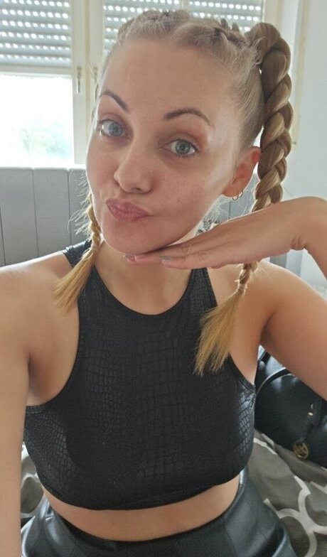 Sarah Milkowski onlyfans leams