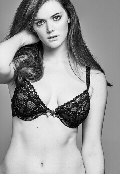 Sophie Thomas topless onlyfans