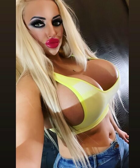 Elina Kalversa onlyfans tits