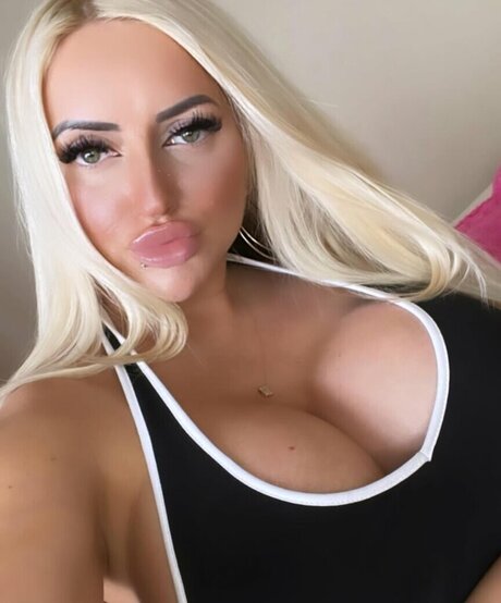 Elina Kalversa onlyfans free content