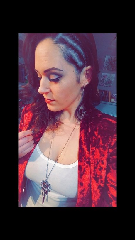 Lady Hourglass only fans pictures