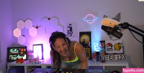 JuleTheFox feet onlyfans