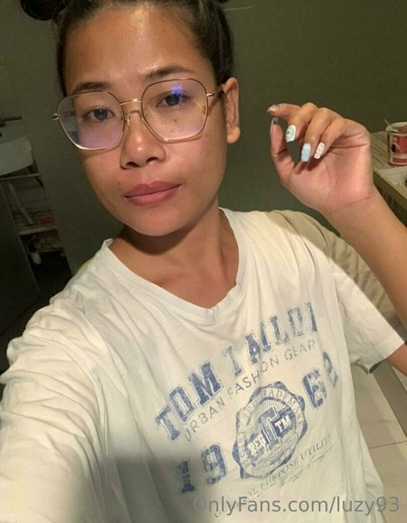 luzy93 onlyfans strip tease