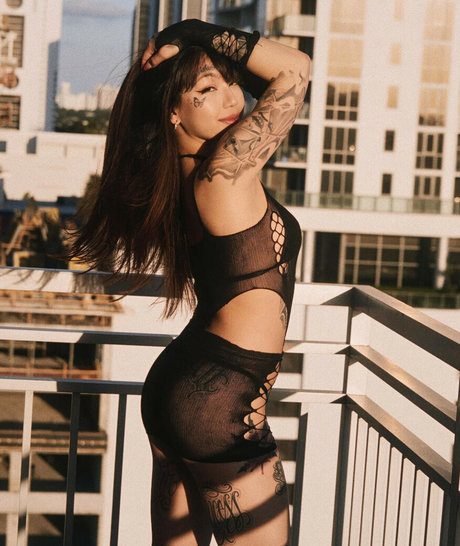 Sarah Lo onlyfans hot