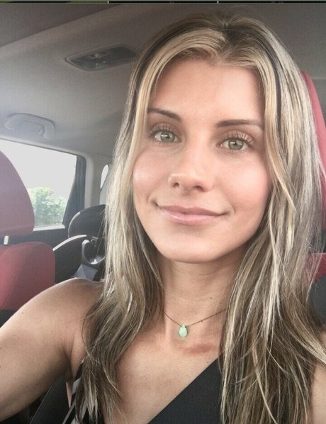 Cassie Bender onlyfans striptease