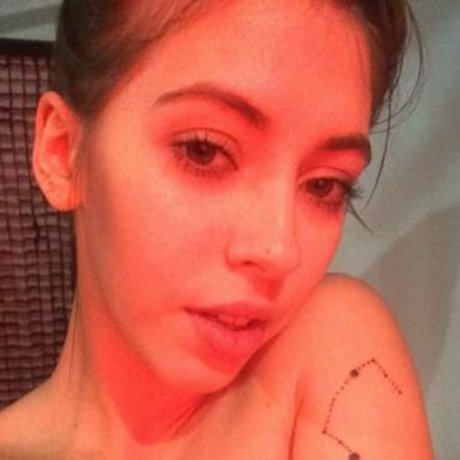 Avery Nona onlyfans nude leak