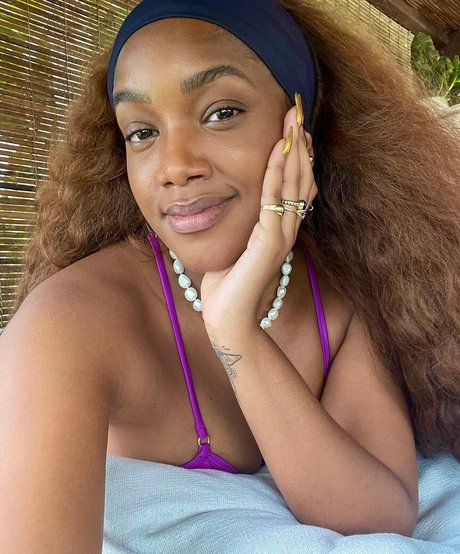 Izza Cantora onlyfans images