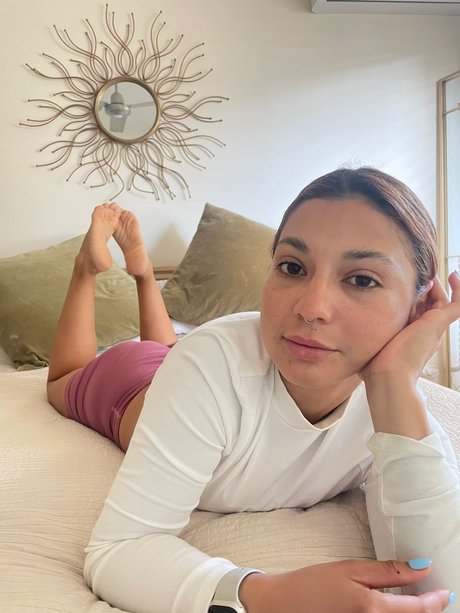 Legs on Lola onlyfans pictures