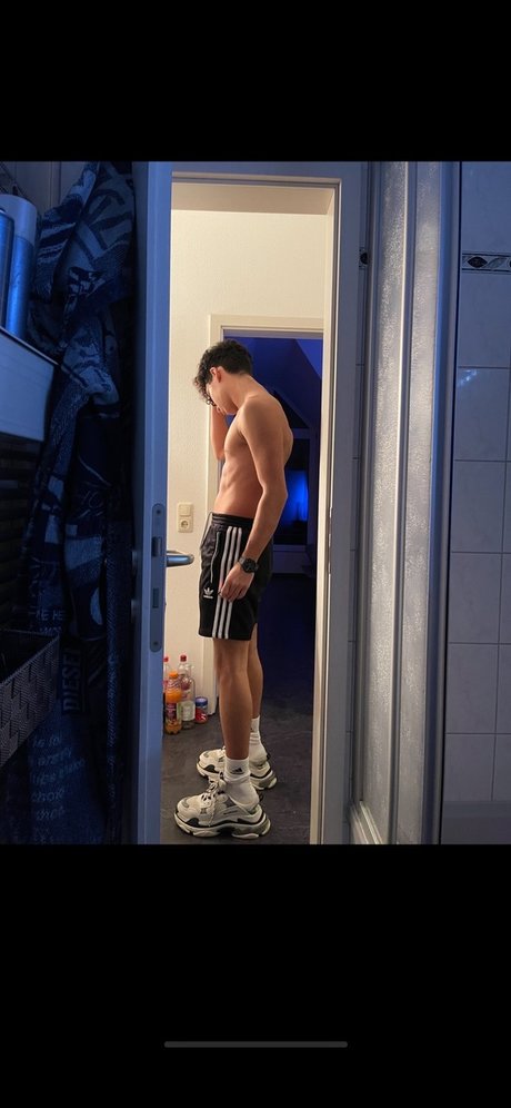 Leeyano only fans pic