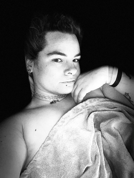 Lilly Fallenstar onlyfans strip tease