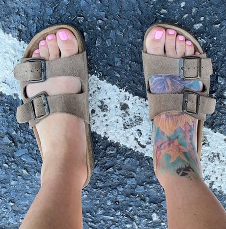 Lola Burns onlyfans naked