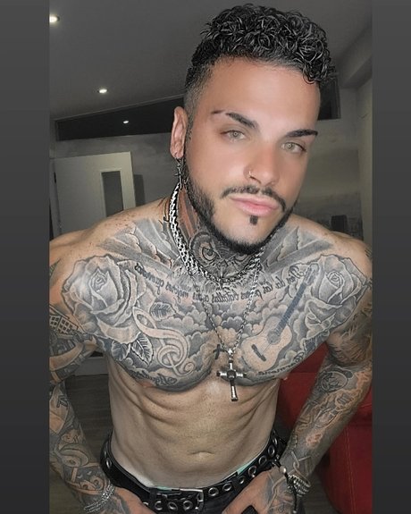 Mariano Carmona onlyfans striptease