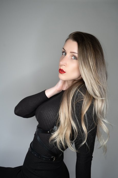 Dekadenzia onlyfans striptease