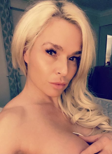 AuroraB onlyfans naked